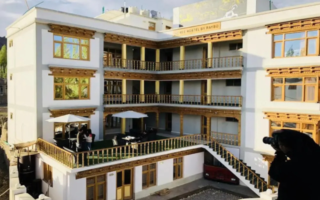 Ree Hostel By Raybo