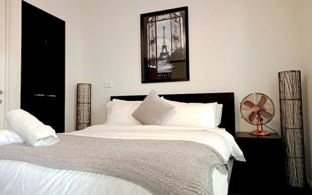 Melbourne City Oasis 2-bedroom Art Deco Apartment With Gym, Carpark, Pool, Wine – Guest Rooms – Melbourne