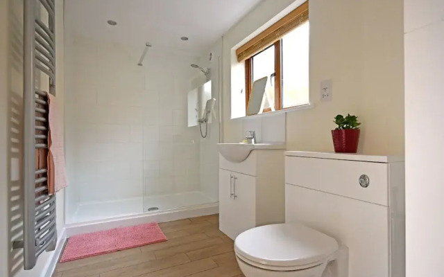 Bright, tranquil cottage