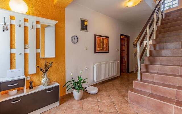 Amazing Home in Liznjan With 4 Bedrooms, Wifi and Outdoor Swimming Pool