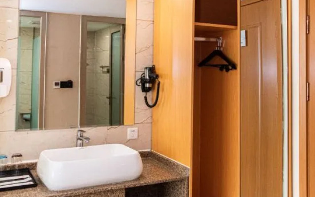 Holiday Huadu Hotel (Zhumadian Railway Station)