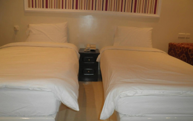 Marina Royal Hotel Suites