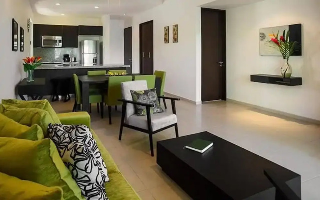 M8 Condo in Tropical Hideaway by Gate48