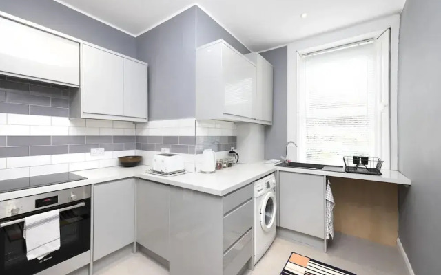 JOIVY Charming 1-Bed Ap Near Leith Links W/ Patio