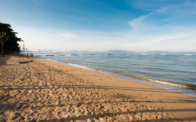 Dusit Grand Condo View by GrandisVillas