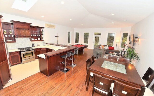 Lavish 4BR House with Ravine Backyard