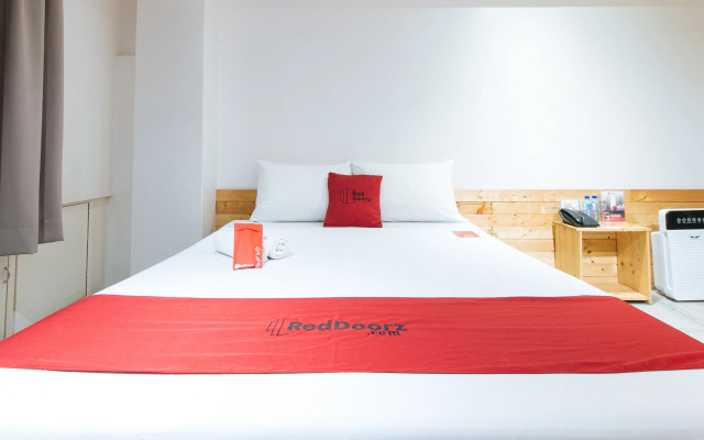 RedDoorz Plus @ Boni Avenue Mandaluyong