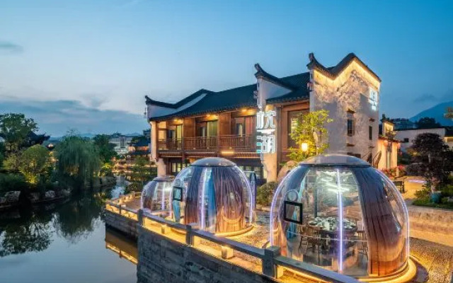 Zhenhu Homestay (Jiandemeicheng Ancient Town)