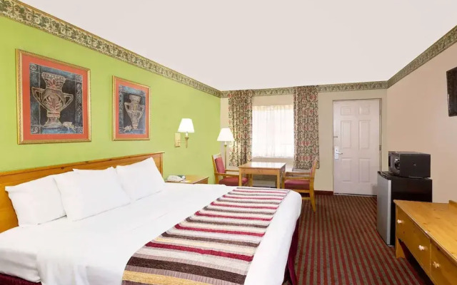 Days Inn and Suites Starkville