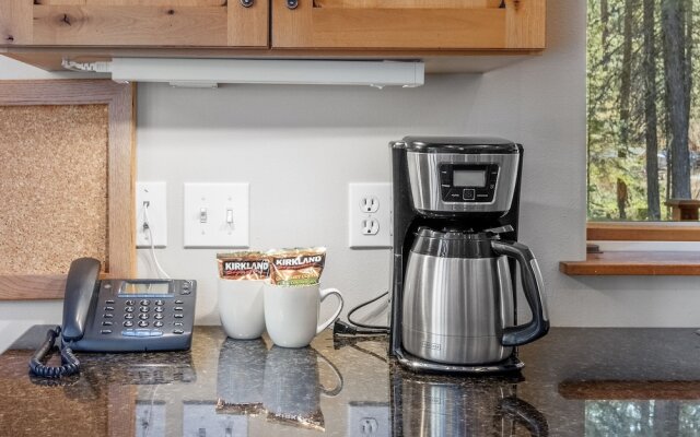 Getaway Moose 3 Bedroom Home by NW Comfy Cabins by RedAwning