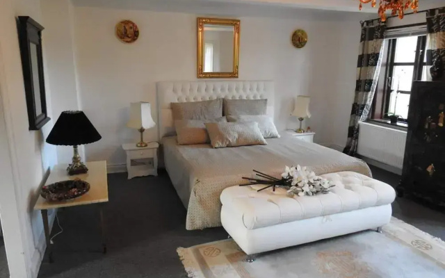 Queen Suite in a Hotel in Tranekaer