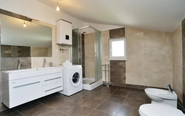 Beautiful Home in Pridraga With Wifi and 5 Bedrooms