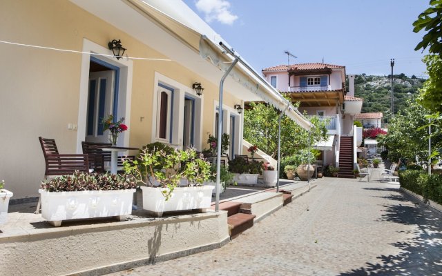Tzivras Villa & Apartments