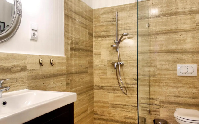 4BR , 3BHR with AC at the OPERA