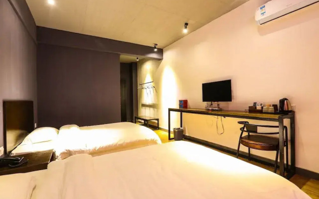 Comma Travel International Youth Hotel