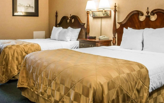 Clarion Hotel Mackinaw City Beachfront
