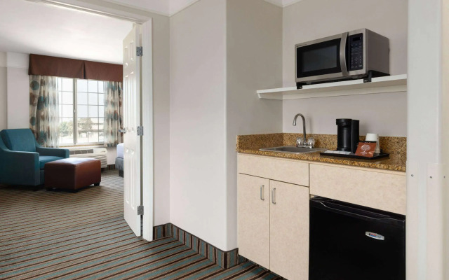 La Quinta Inn & Suites by Wyndham Bakersfield North