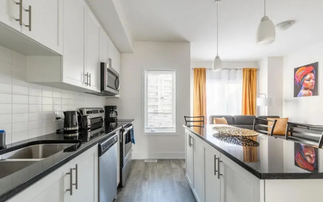 4BR 3BA Townhouse on Lake Ontario Free Parking Gym