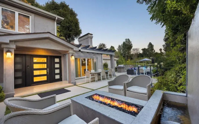 LA Hillside Retreat w/ Pool, Views, Fire Pit & Outdoor Lounging Casa Bellagio by Avantstay