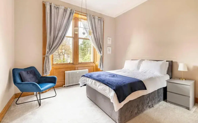 Stunning 5 Bedroom Large Apartment With Parking