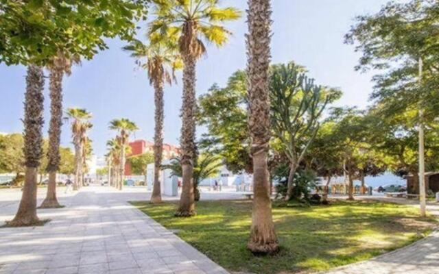 Cozy Holiday @ 3BR Apt Near Beach Promenade!