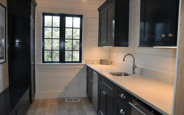 Delta House - 6 Br Home