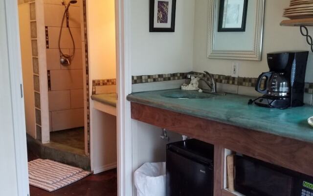 Aloha Crater Lodge and Lava Tube