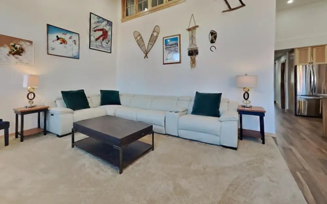 Spacious Condo with Loft, Next to Onsite Ski and Snowboard Rentals! by RedAwning