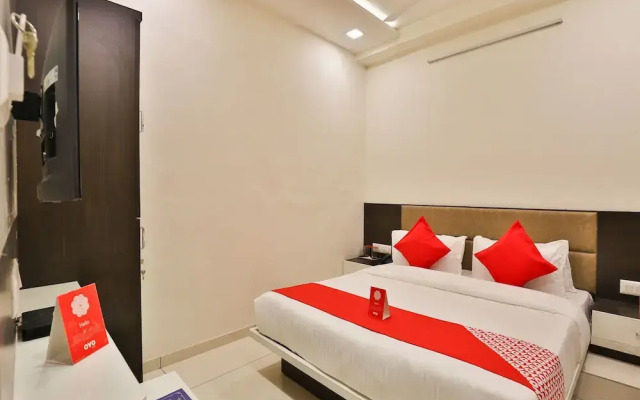 OYO 13033 Hotel Raadhe