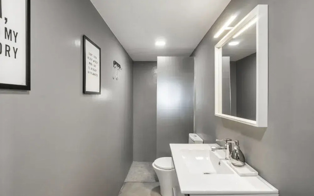 Urban Escape: 1-Br W/Mezzanine Near Campo Ourique