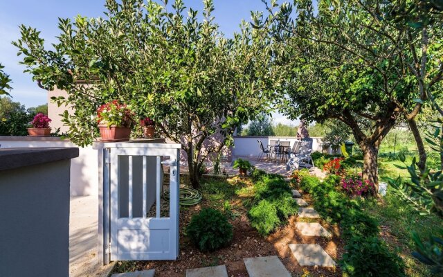 Charming Detached House With Beautiful Private Garden 300M From The Sea