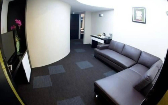 Avenue 64 Hotel