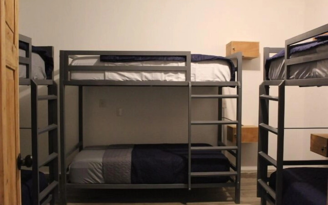 Real 114 Hostal - Hostel