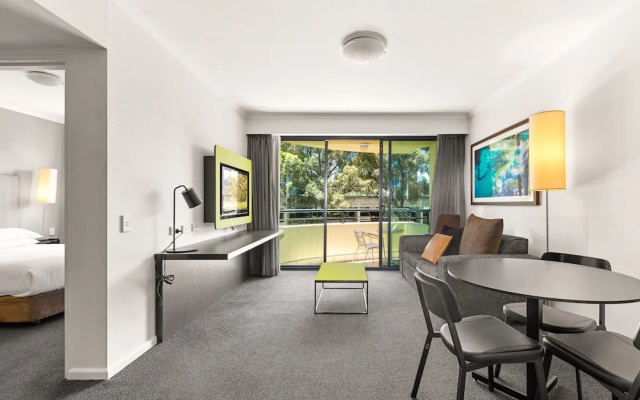 Sleek 1-bed by Jubilee Park With Pool – Guest Rooms – Sydney