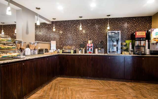 Clarion Pointe Downtown