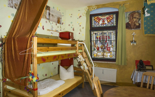 Lollis Homestay - Hostel