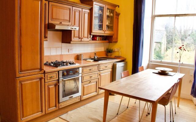 2 Bedroom Flat In Morningside