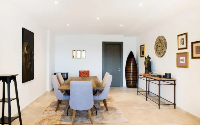 Important Group Villa Prestige