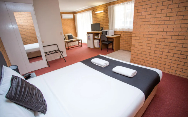 Blue Whale Motor Inn & Apartments
