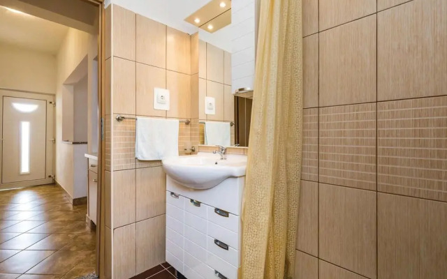 Stunning Apartment in Lukovo Sugarje With 2 Bedrooms