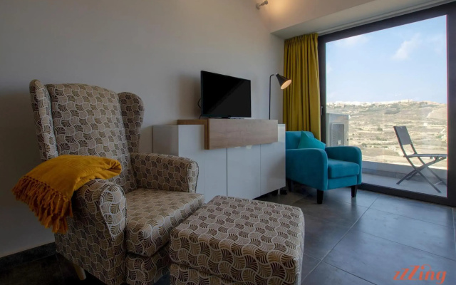 2 Bed Apartment w Distant Sea and Country Views