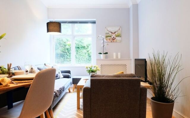 Modern 2 BR Flat in Bedford Park