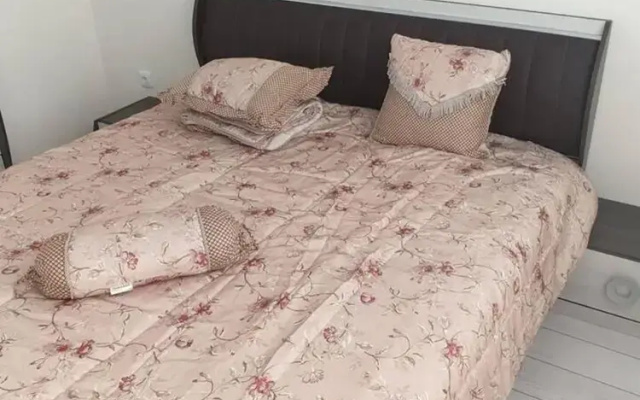 2-bed - Sleeps 4 - With Parking