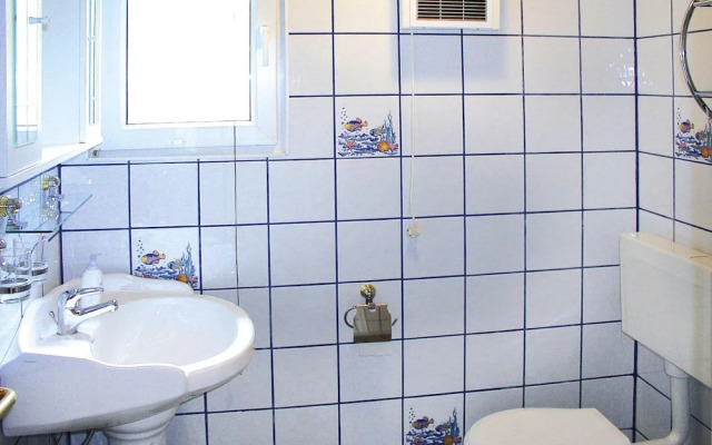 Twin Bungalow at Black Lake, Schwarz