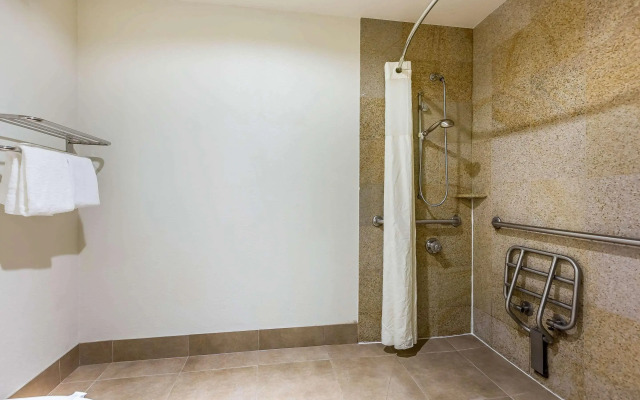 Quality Inn & Suites Bakersfield