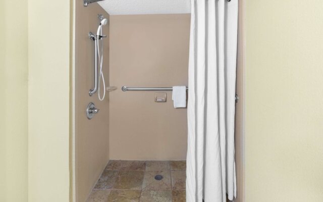 Super 8 By Wyndham Hattiesburg South