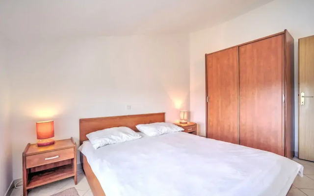 Elegant Apartment in Banjole near Fratarski Otok Island