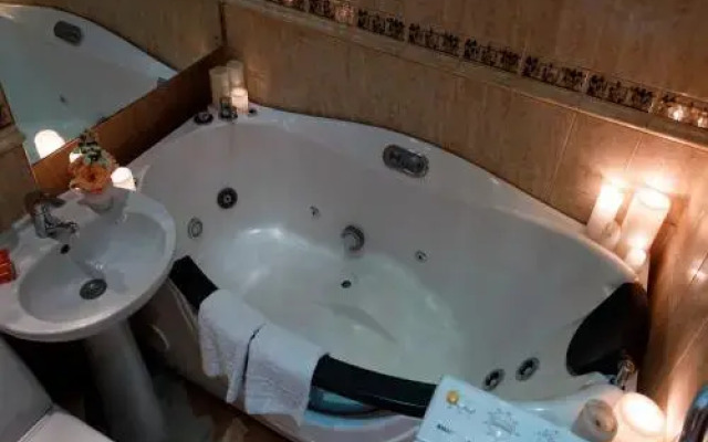 Studio Suite near Lake with Jacuzzi