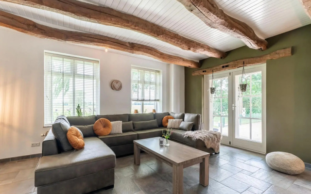 Farmhouse in the Achterhoek With hot tub and Beach Volleyball