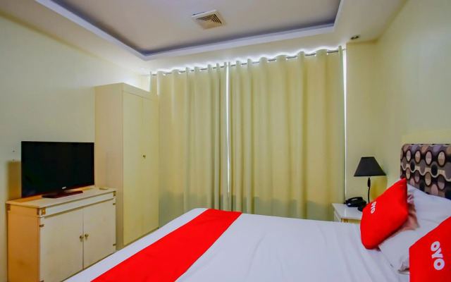 Vaccinated Staff - OYO 838 Manila Crown Palace Hot